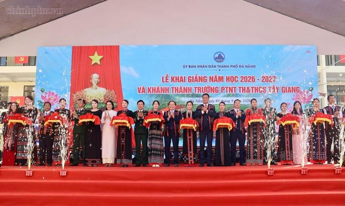 Phó Thủ tướng Chính phủ Lê Tiến Châu và các đại biểu cắt băng khánh thành ngôi trường mới - Ảnh: chinhphu.vn/Thu Sa