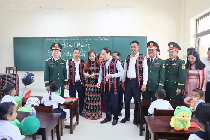 Phó Thủ tướng Chính phủ Lê Tiến Châu thăm lớp học và trò chuyện với giáo viên, học sinh - Ảnh: chinhphu.vn/Thu Sa