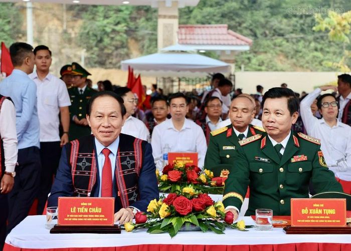 Phó Thủ tướng Chính phủ Lê Tiến Châu, Thượng tướng Đỗ Xuân Tụng, Phó Chủ nhiệm Tổng cục Chính trị Quân đội nhân dân Việt Nam dự buổi Lễ - Ảnh: chinhphu.vn/Thu Sa