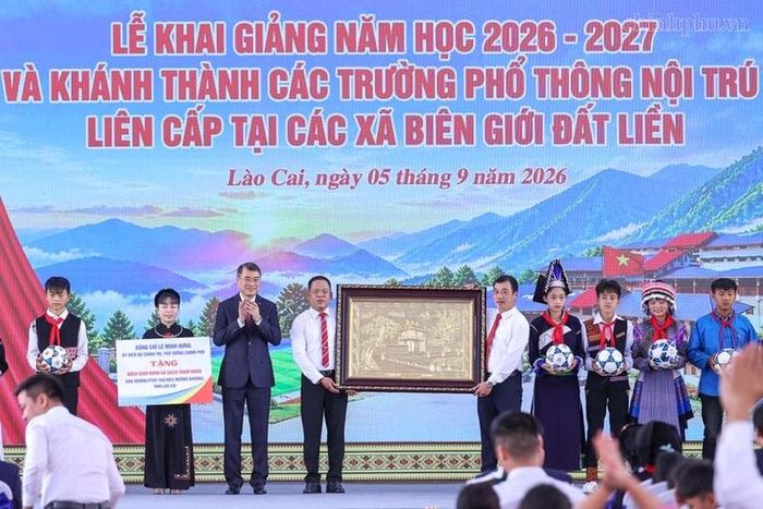 Thủ tướng Chính phủ Lê Minh Hưng trao quà của Tổng Bí thư, Chủ tịch nước Tô Lâm tặng học sinh các trường phổ thông nội trú liên cấp (mỗi trường 20 quả bóng đá); trao sách giáo khoa tặng Trường Phổ thông nội trú Tiểu học và Trung học cơ sở Mường Khương - Ảnh: chinhphu.vn/Nhật Bắc