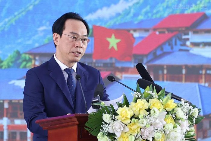 Bộ trưởng Bộ Giáo dục và Đào tạo Hoàng Minh Sơn đọc Thư của đồng chí Tổng Bí thư, Chủ tịch nước Tô Lâm gửi ngành giáo dục nhân dịp khai giảng năm học mới - Ảnh: chinhphu.vn/Nhật Bắc