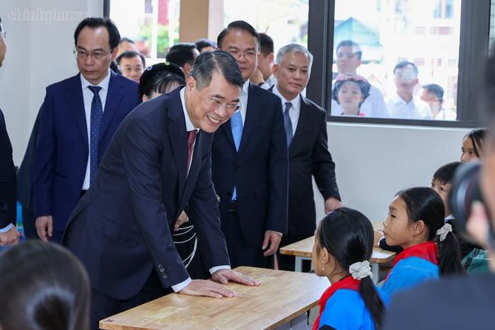 Thủ tướng Lê Minh Hưng thăm phòng học mới và trò chuyện cùng các em học sinh - Ảnh: chinhphu.vn/Nhật Bắc