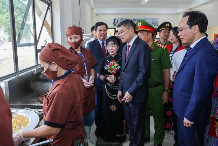 Thủ tướng thăm bếp ăn của nhà trường - Ảnh: chinhphu.vn/Nhật Bắc