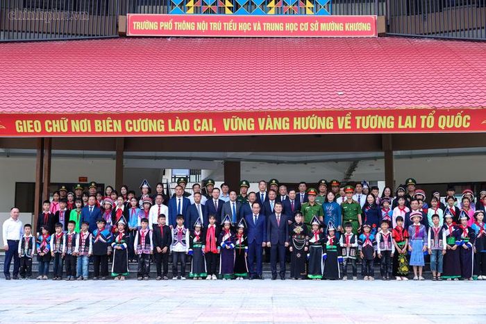 Thủ tướng cùng các đại biểu chụp ảnh lưu niệm với các thầy cô giáo, các em học sinh Trường Phổ thông nội trú Tiểu học và Trung học cơ sở Mường Khương (xã Mường Khương, tỉnh Lào Cai) - Ảnh: chinhphu.vn/Nhật Bắc
