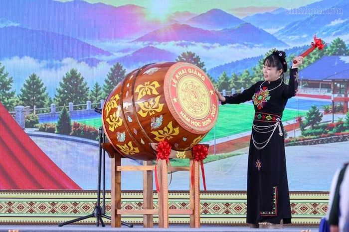 Nghi thức đánh trống khai giảng năm học 2026-2027 tại Trường Phổ thông nội trú Tiểu học và Trung học cơ sở Mường Khương (xã Mường Khương, tỉnh Lào Cai) - Ảnh: chinhphu.vn/Nhật Bắc