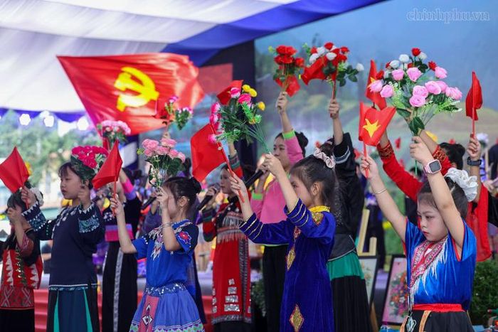 Chương trình văn nghệ của học sinh Trường Phổ thông nội trú Tiểu học và Trung học cơ sở Mường Khương (xã Mường Khương, tỉnh Lào Cai) hân hoan đón năm học mới 2026-2027 - Ảnh: chinhphu.vn/Nhật Bắc
