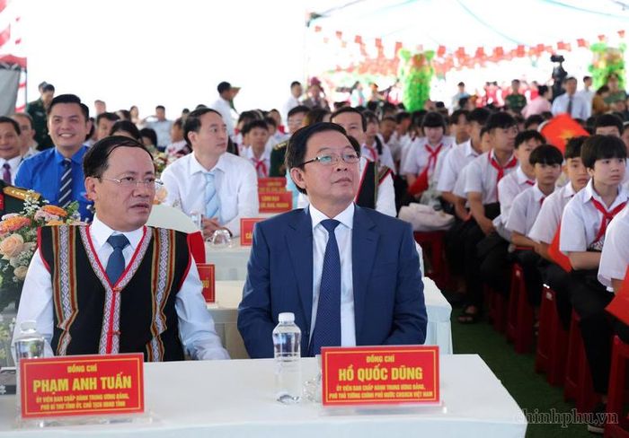 Phó Thủ tướng Hồ Quốc Dũng và các đại biểu dự Lễ khai giảng năm học 2026-2027 và khánh thành Trường Phổ thông nội trú TH&THCS Ia Púch - Ảnh: chinhphu.vn/Gia Huy