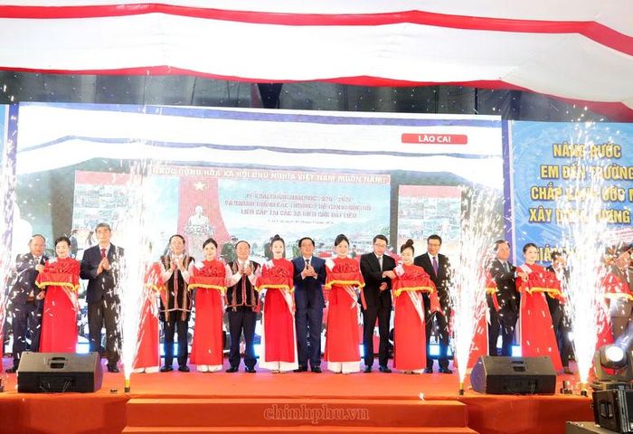 Phó Thủ tướng Hồ Quốc Dũng và các đại biểu thực hiện nghi thức cắt băng khánh thành và bàn giao, đưa công trình vào sử dụng - Ảnh: chinhphu.vn/Gia Huy
