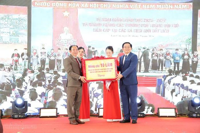 Phó Thủ tướng Hồ Quốc Dũng trao quà của Tổng Bí thư, Chủ tịch nước Tô Lâm dành tặng nhà trường và các em học sinh - Ảnh: chinhphu.vn/Gia Huy