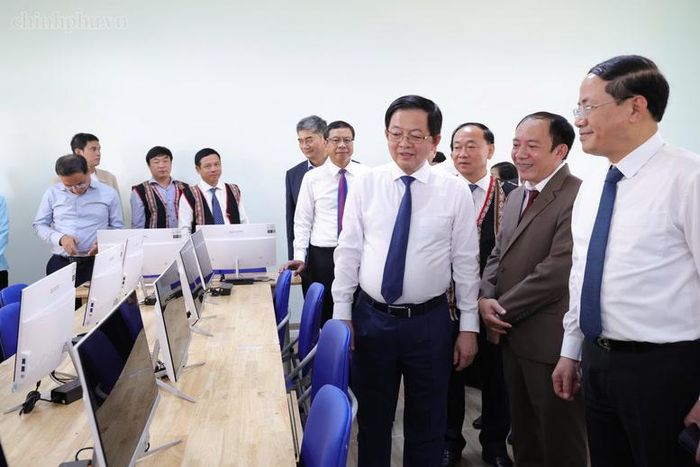 Phó Thủ tướng Hồ Quốc Dũng thăm cơ sở vật chất nhà trường - Ảnh: chinhphu.vn/Gia Huy