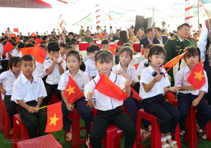 Các em học sinh Trường Phổ thông nội trú TH&THCS Ia Púch háo hức trong ngày khai giảng - Ảnh: chinhphu.vn/Gia Huy