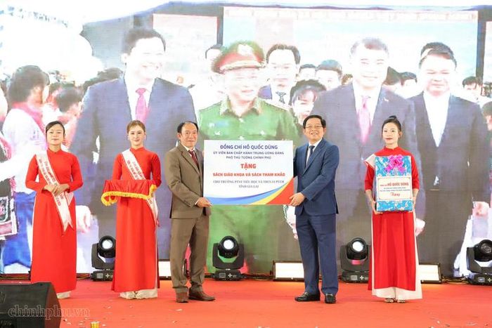 Phó Thủ tướng Hồ Quốc Dũng tặng sách giáo khoa cho nhà trường - Ảnh: chinhphu.vn/Gia Huy