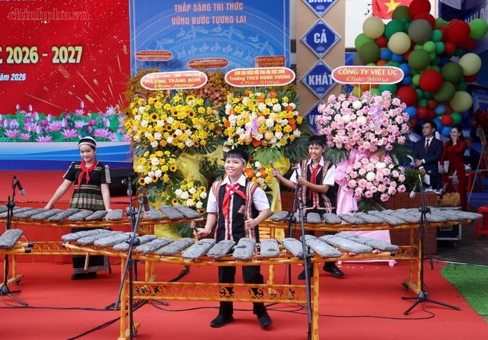 Các em học sinh trình diễn nhạc cụ dân tộc - Ảnh: chinhphu.vn/Đức Tuân