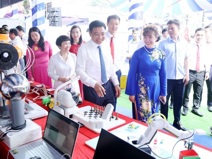 Phó Thủ tướng cùng các đại biểu tham quan không gian trưng bày các sản phẩm đổi mới sáng tạo trong giáo dục và đào tạo, không gian giáo dục truyền thống "Hào khí Đồng Nai", các phòng STEM/STEAM và phòng học của Trường THCS Hùng Vương - Ảnh: chinhphu.vn/Đức Tuân