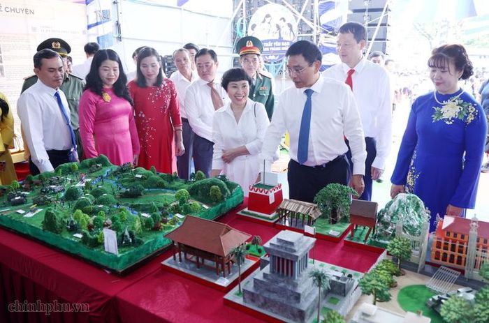 Phó Thủ tướng cùng các đại biểu tham quan không gian trưng bày các sản phẩm đổi mới sáng tạo trong giáo dục và đào tạo, không gian giáo dục truyền thống "Hào khí Đồng Nai", các phòng STEM/STEAM và phòng học của Trường THCS Hùng Vương - Ảnh: chinhphu.vn/Đức Tuân