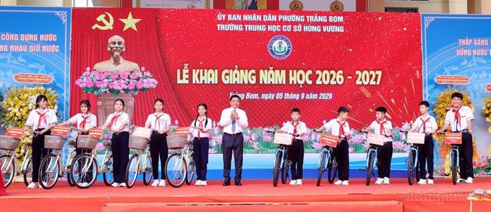 Phó Thủ tướng Nguyễn Văn Thắng trao tặng 10 xe đạp cho các học sinh có hoàn cảnh khó khăn, động viên các em tiếp tục nỗ lực vươn lên trong học tập - Ảnh: chinhphu.vn/Đức Tuân 