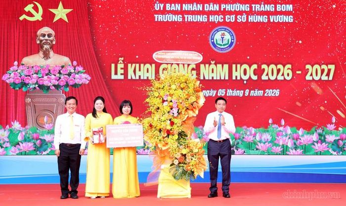 Phó Thủ tướng Nguyễn Văn Thắng trao tặng lẵng hoa chúc mừng, sách giáo khoa và tài liệu tham khảo cho Trường THCS Hùng Vương - Ảnh: chinhphu.vn/Đức Tuân