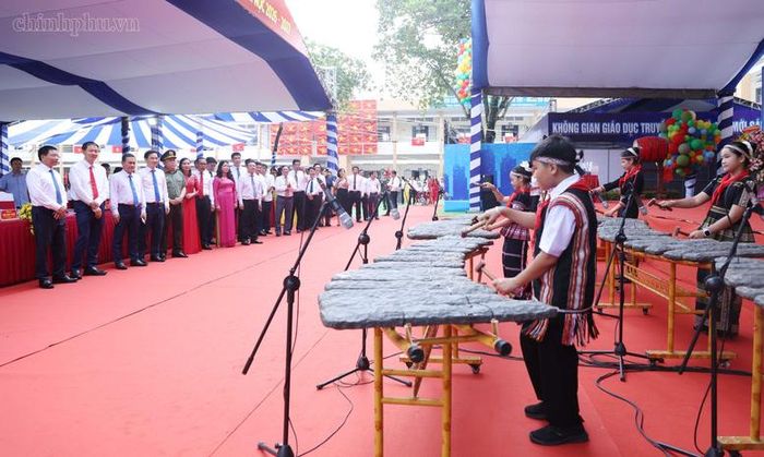 Phó Thủ tướng Nguyễn Văn Thắng và các đại biểu xem các em học sinh trình diễn nhạc cụ dân tộc - Ảnh: chinhphu.vn/Đức Tuân