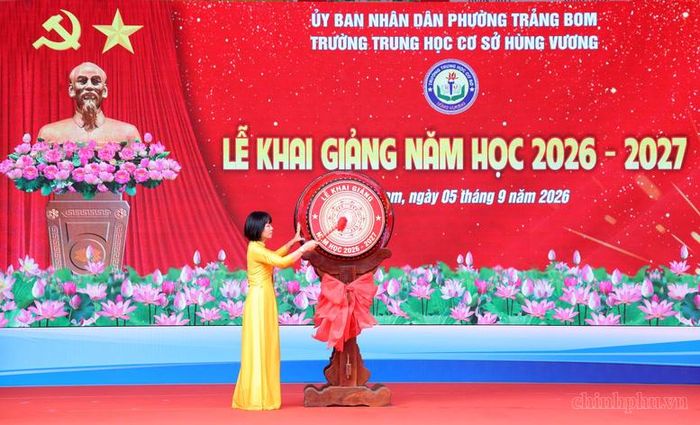 Lãnh đạo Trường THCS Hùng Vương đánh trống khai giảng năm học mới - Ảnh: chinhphu.vn/Đức Tuân