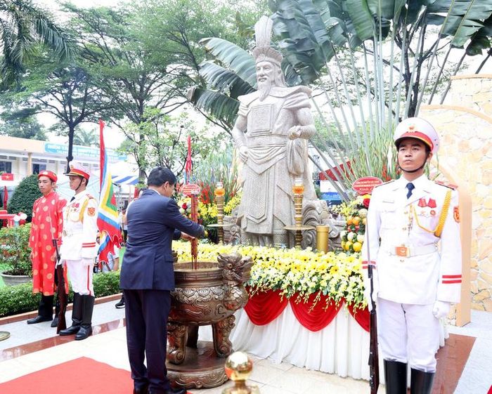 Một dấu ấn riêng của ngôi trường mang tên Quốc Tổ là công trình tượng Vua Hùng trong khuôn viên trường, được khánh thành vào tháng 3/2025. Trước khi dự Lễ khai giảng, tại trường THCS Hùng Vương, Phó Thủ tướng Nguyễn Văn Thắng và đoàn đại biểu đã dâng hương tưởng niệm tại tượng đài Quốc Tổ Hùng Vương, bày tỏ lòng thành kính, hướng về cội nguồn dân tộc - Ảnh: chinhphu.vn/Đức Tuân