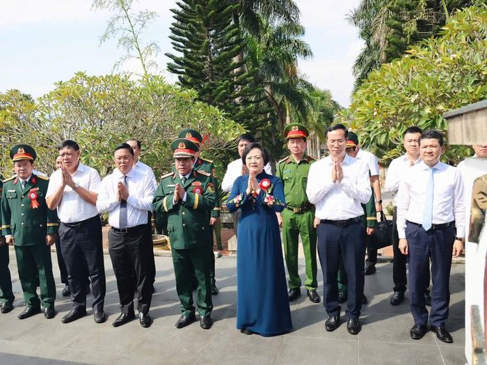 Đoàn công tác tưởng nhớ các anh hùng liệt sĩ - Ảnh: chinhphu.vn/Thu Giang