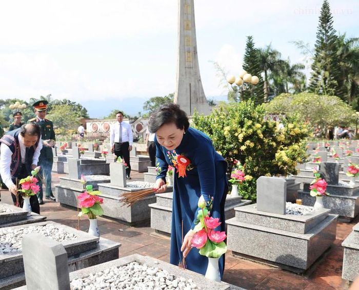 Nghĩa trang liệt sĩ A Lưới là một trong những địa chỉ đỏ trên mảnh đất từng là chiến trường khốc liệt, hiện có hơn 1.400 phần mộ liệt sĩ - Ảnh: chinhphu.vn/Thu Giang