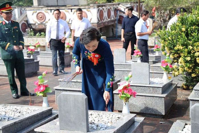 Phó Thủ tướng Phạm Thị Thanh Trà thành kính thắp hương tại các phần mộ liệt sĩ - Ảnh: chinhphu.vn/Thu Giang