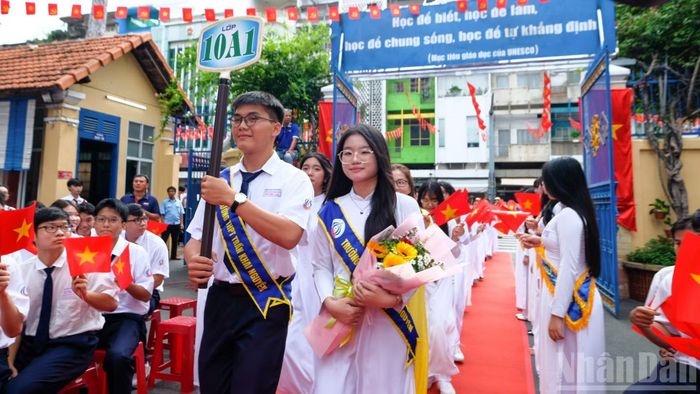 Học sinh Trường trung học phổ thông Trần Khai Nguyên, phường An Đông, Thành phố Hồ Chí Minh trong lễ khai giảng sáng 5/9.