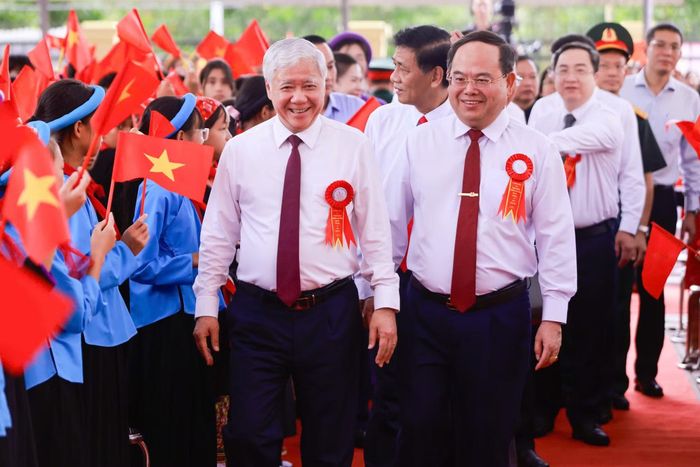 Phó Chủ tịch Thường trực Quốc hội Đỗ Văn Chiến (bên trái) dự lễ khai giảng năm học mới 2026–2027 tại điểm Trường Phổ thông nội trú TH và THCS Bình Liêu (thành phố Quảng Ninh). (Ảnh Quang Vinh).