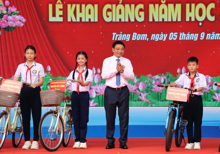 Phó Thủ tướng Chính phủ Nguyễn Văn Thắng trao tặng xe đạp cho học sinh vượt khó học giỏi Trường trung học cơ sở Hùng Vương. (Ảnh: THIÊN VƯƠNG)