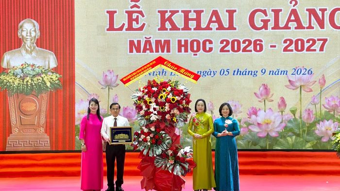 Đồng chí Phó Chủ tịch Quốc hội Nguyễn Thị Thanh tặng hoa chúc mừng Trường THPT Chuyên Lương Văn Tụy. (Ảnh: YẾN TRINH)