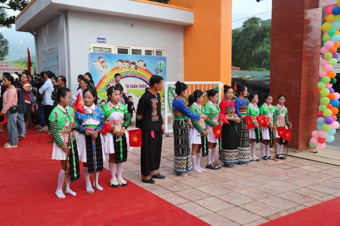 Học sinh Trường Phổ thông nội trú Tiểu học và Trung học cơ sở Sơn Thủy, xã Sơn Thủy với những bộ trang phục truyền thống có mặt từ rất sớm dự lễ khai giảng. Ảnh: Khiếu Tư - TTXVN