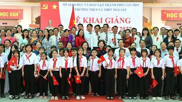 Phó Chủ tịch Quốc hội Nguyễn Thị Hồng và lãnh đạo Cần Thơ chụp ảnh lưu niệm với thầy trò Trường trung học cơ sở và trung học phổ thông Ngã Sáu ngày khai giảng. Ảnh: PHẠM TRUNG.