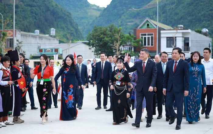 Thủ tướng Lê Minh Hưng đến dự Lễ khai giảng năm học 2026 - 2027 tại Trường Phổ thông nội trú liên cấp Tiểu học và Trung học cơ sở Mường Khương, xã Mường Khương, tỉnh Lào Cai. Ảnh: Dương Giang – TTXVN