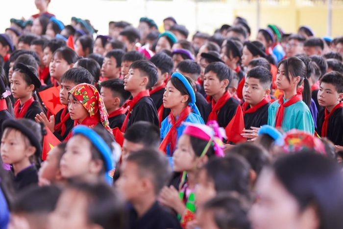 Học sinh dự lễ khai giảng tại điểm Trường Phổ thông nội trú TH và THCS Bình Liêu (thành phố Quảng Ninh). (Ảnh Quang Vinh)