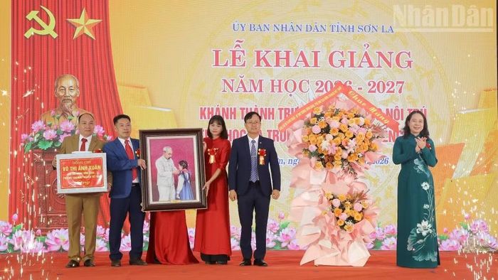 Đồng chí Võ Thị Ánh Xuân, Bí thư Trung ương Đảng, Phó Chủ tịch nước tặng hoa và quà chúc mừng thầy trò Trường phổ thông nội trú liên cấp tiểu học và trung học cơ sở Chiềng Sơn, tỉnh Sơn La. (Ảnh: QUỐC TUẤN)