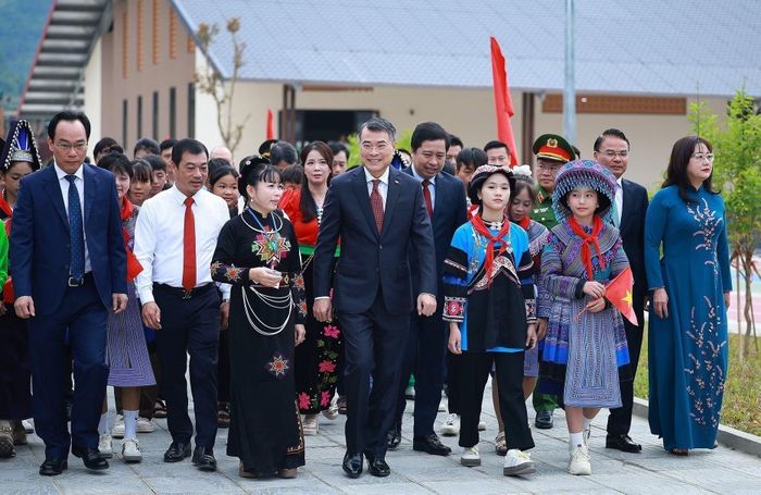 Thủ tướng Lê Minh Hưng cùng các đại biểu dự Lễ khai giảng năm học 2026 - 2027 tại Trường Phổ thông nội trú liên cấp Tiểu học và Trung học cơ sở Mường Khương, xã Mường Khương, tỉnh Lào Cai. Ảnh: Dương Giang – TTXVN