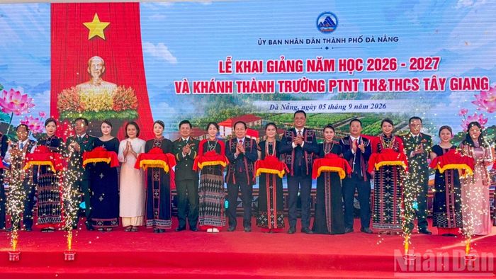 Phó Thủ tướng Lê Tiến Châu cùng các đồng chí lãnh đạo ban, bộ, ngành Trung ương và thành phố Đà Nẵng thực hiện nghi thức khánh thành trường. (Ảnh: CÔNG VINH)