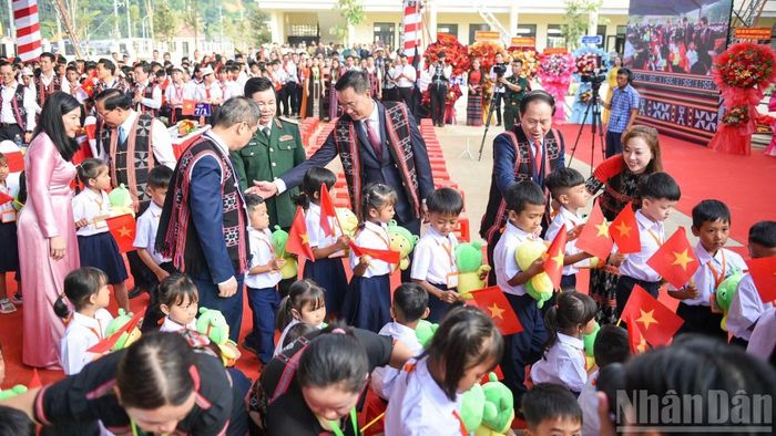 Các đồng chí lãnh đạo Trung ương và địa phương chào đón các em trong ngày khai giảng. (Ảnh: CÔNG VINH)