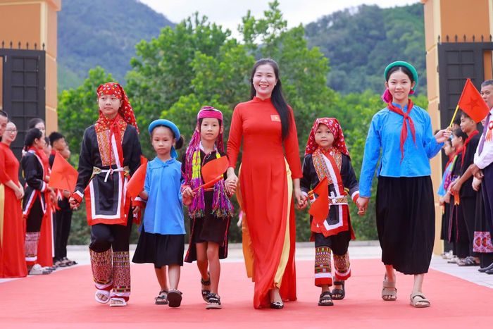 Cô giáo và học sinh vui mừng trong lễ khai giảng tại điểm Trường Phổ thông nội trú TH và THCS Bình Liêu (thành phố Quảng Ninh). (Ảnh Quang Vinh)