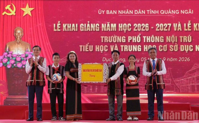 Đồng chí Đoàn Minh Huấn và đồng chí Hồ Văn Niên trao những phần quà ý nghĩa của Tổng Bí thư, Chủ tịch nước Tô Lâm cho các em học sinh vùng biên giới tỉnh Quảng Ngãi. (Ảnh: HIỂN CỪ)