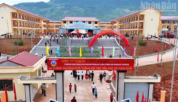 Trường phổ thông nội trú liên cấp tiểu học và trung học cơ sở Chiềng Sơn được xây dựng tại xã Chiềng Sơn, đáp ứng nhu cầu học tập, sinh hoạt nội trú cho khoảng 1.000 học sinh. (Ảnh: QUỐC TUẤN)