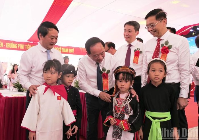 Đồng chí Trịnh Văn Quyết dự Lễ khai giảng năm học mới tại Trường phổ thông nội trú tiểu học và trung học cơ sở Thanh Thủy. (Ảnh: KHÁNH TOÀN)