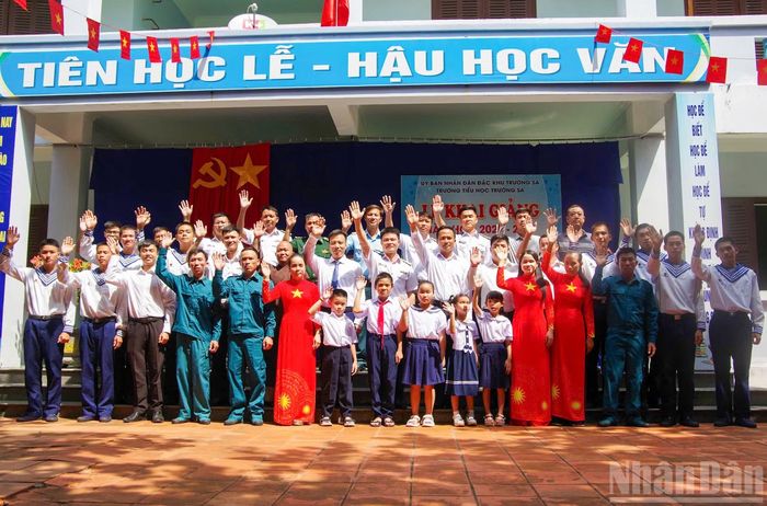 Cán bộ, chiến sĩ, giáo viên, học sinh, nhân dân và các lực lượng trên đảo Trường Sa chào mừng năm học mới.