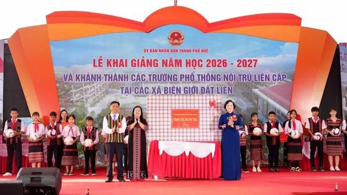 Phó Thủ tướng Chính phủ Phạm Thị Thanh Trà cùng các đại biểu dự lễ khai giảng tại Trường phổ thông liên cấp A Lưới 3, thành phố Huế. Ảnh DQT