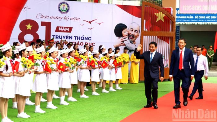 Phó Thủ tướng Chính phủ Nguyễn Văn Thắng và Bí thư Thành ủy Đồng Nai Vũ Hồng Văn dự lễ khai giảng năm học mới tại Trường trung học cơ sở Hùng Vương, phường Trảng Bom. (Ảnh: THIÊN VƯƠNG)