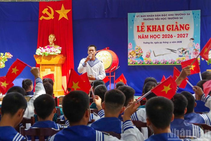 Tiết mục văn nghệ chào mừng Lễ khai giảng tại đảo Trường Sa.