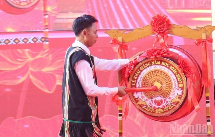 Lãnh đạo Trường phổ thông nội trú liên cấp tiểu học, trung học cơ sở xã Dục Nông thực hiện nghi thức đánh trống khai giảng năm học mới 2026-2027. (Ảnh: HIỂN CỪ)