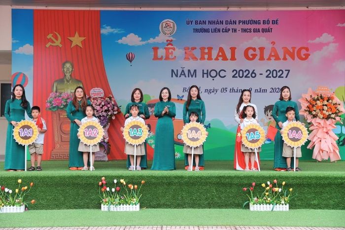 Lễ đón học sinh lớp 1 tại điểm trường tiểu học, trường liên cấp TH - THCS Gia Quất. Ảnh: Minh Quyết - TTXVN