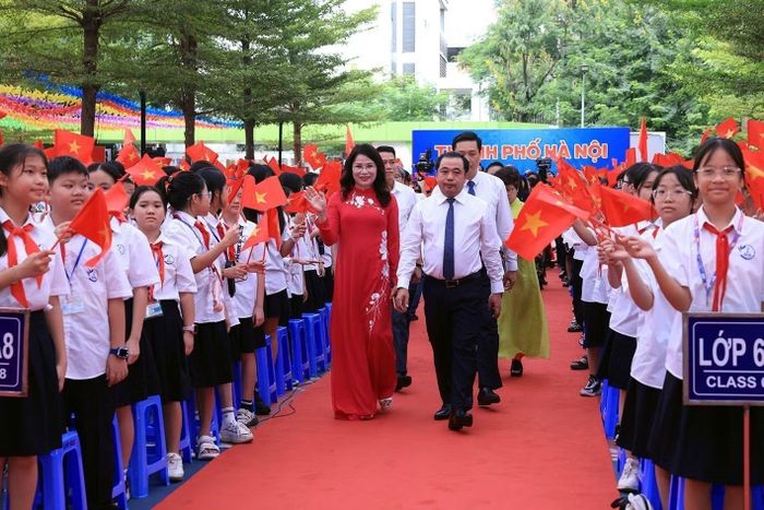 Đồng chí Trần Đức Thắng, Ủy viên Bộ Chính trị, Bí thư Thành ủy Hà Nội đến dự tại điểm trường THCS Trần Duy Hưng. Ảnh: Tuấn Anh - TTXVN.